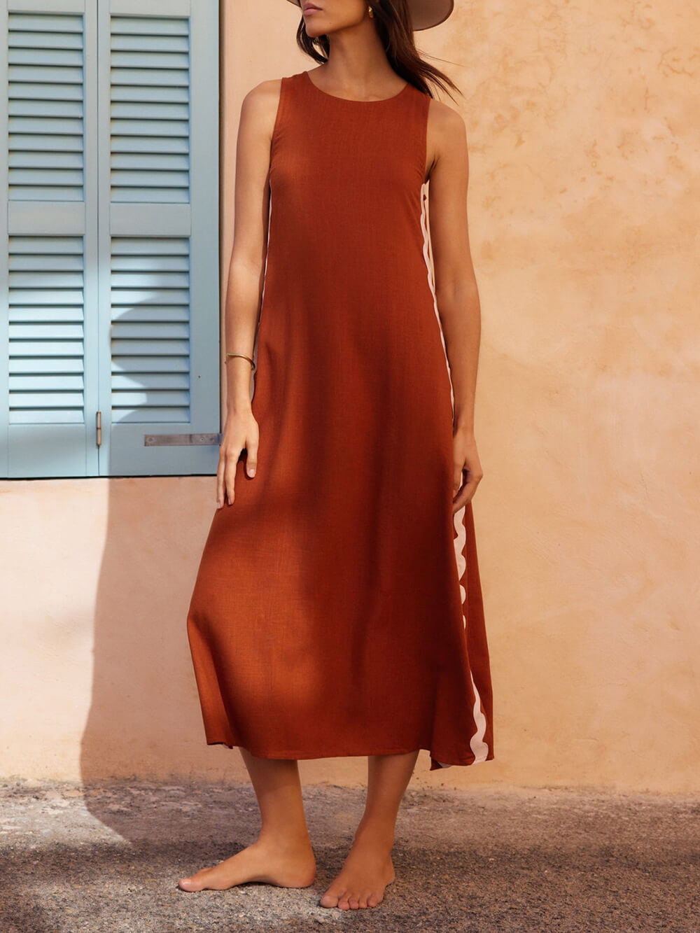 Zara Elegant Midi Dress with Round Neckline