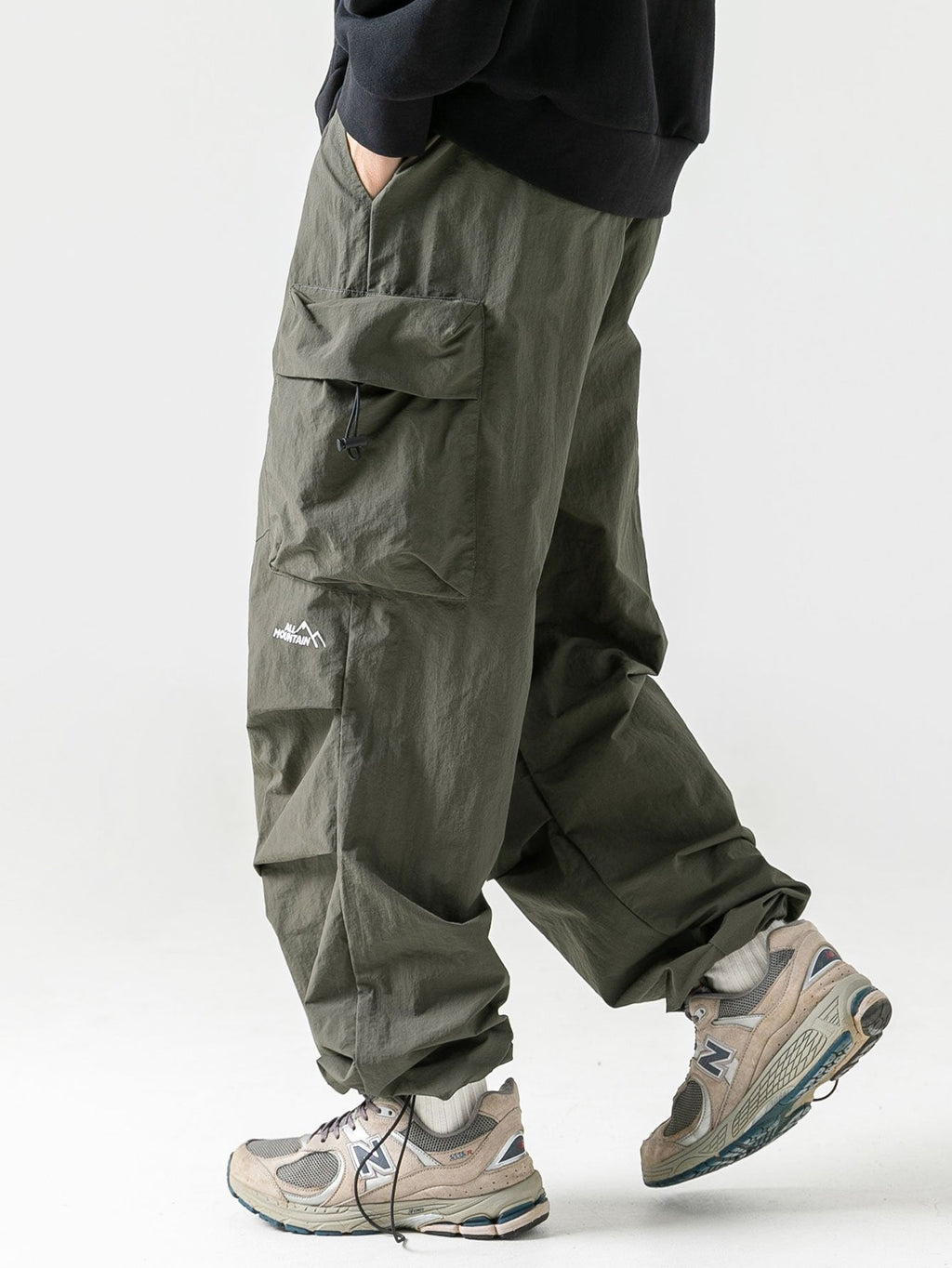 Men's Cargo Pants with Multiple Storage Pockets and Elastic Waistband