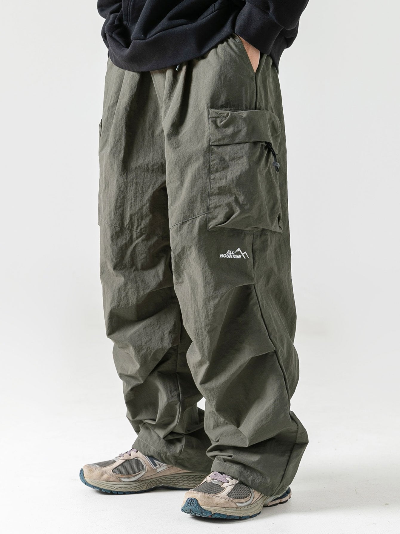 Men's Cargo Pants with Multiple Storage Pockets and Elastic Waistband