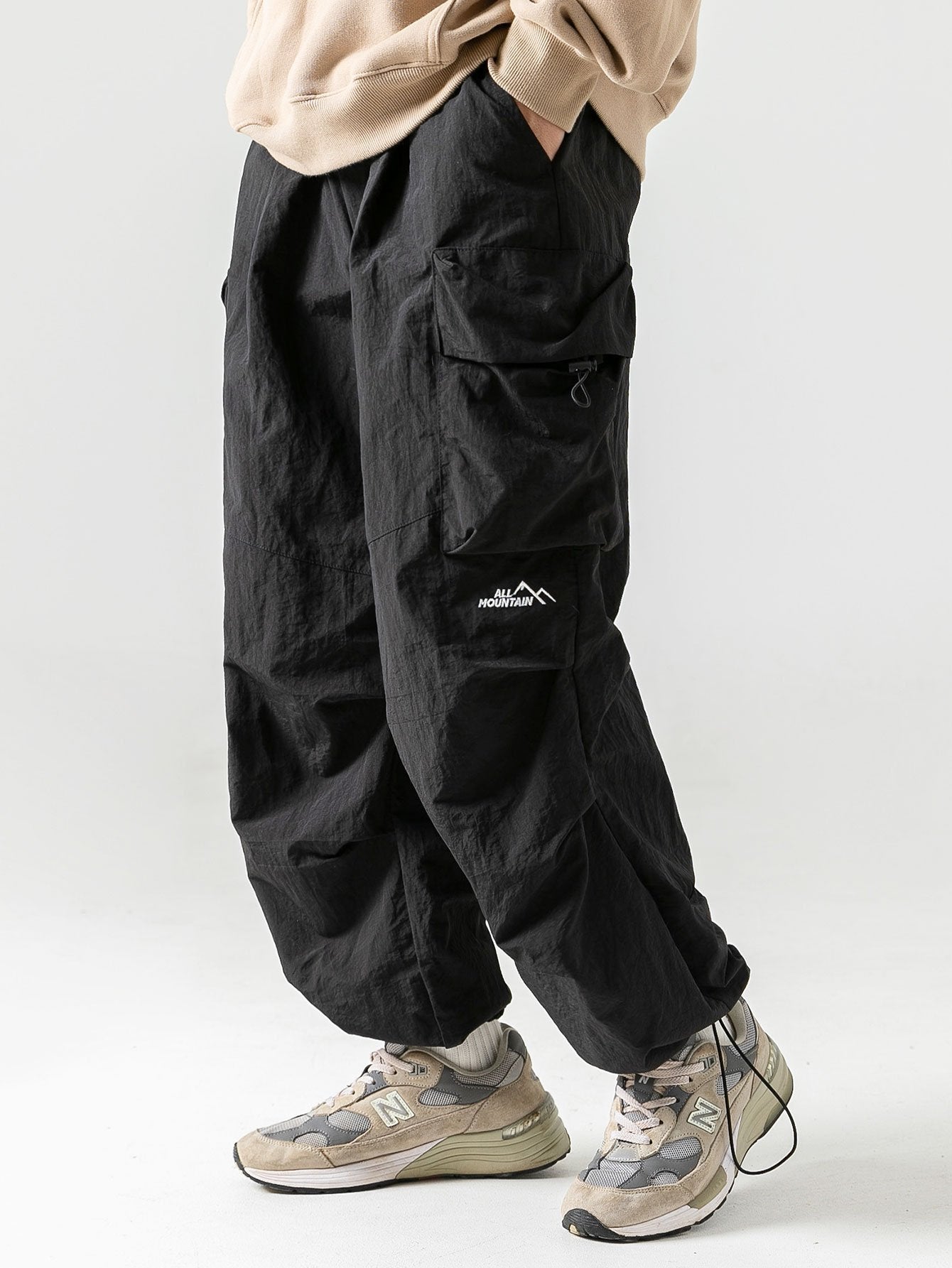 Men's Cargo Pants with Multiple Storage Pockets and Elastic Waistband