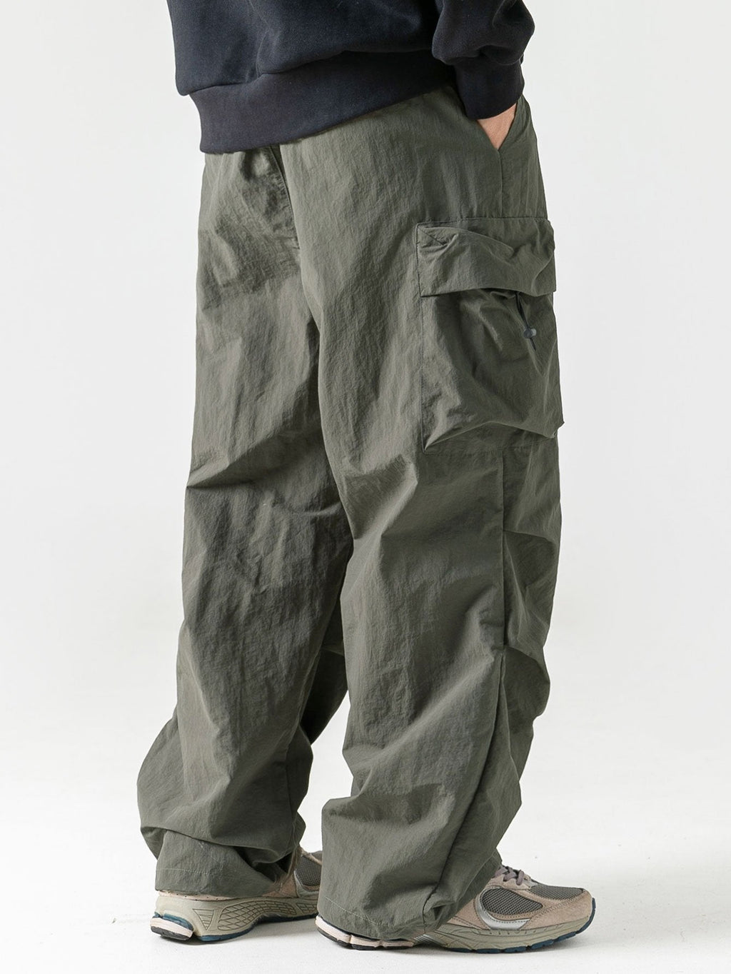 Men's Cargo Pants with Multiple Storage Pockets and Elastic Waistband