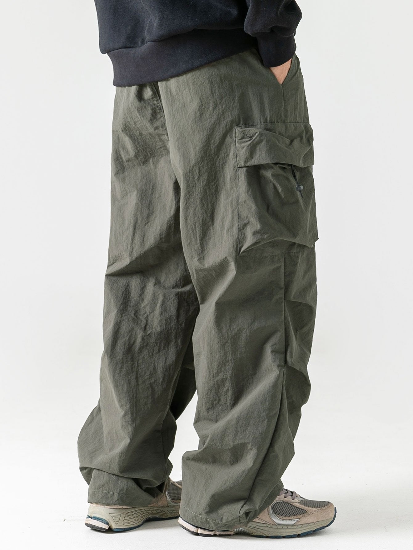 Men's Cargo Pants with Multiple Storage Pockets and Elastic Waistband
