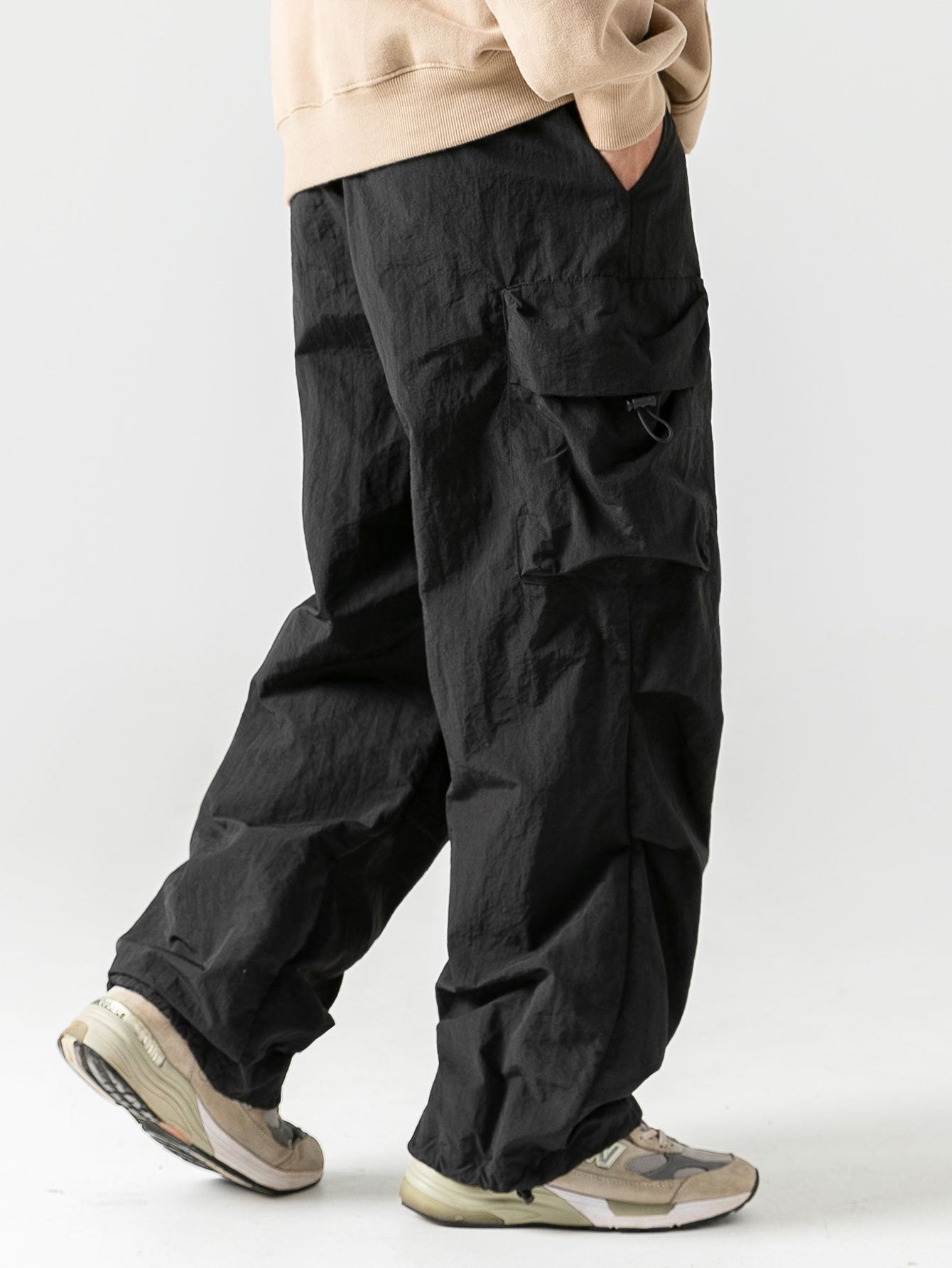 Men's Cargo Pants with Multiple Storage Pockets and Elastic Waistband