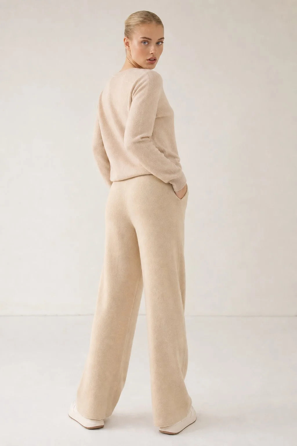 Wide-Leg Merino Wool Sweatpants with Elastic Waist and Pockets 3