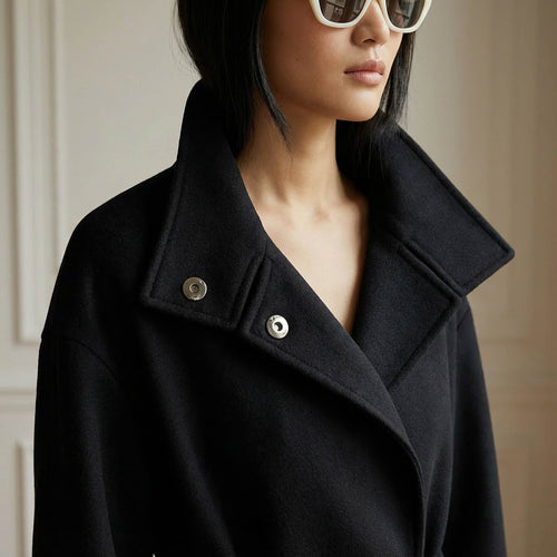 Manteau Cricket noir en cachemire pur | Col cheminée et design ceinturé