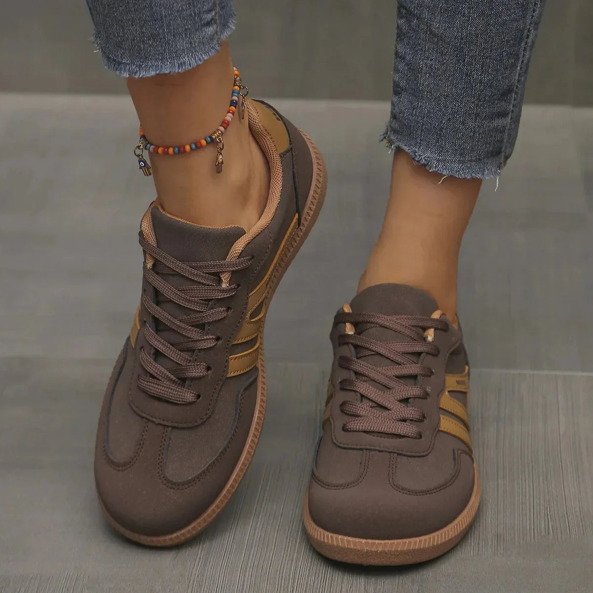 Women's Retro Sneakers with Lace-Up Closure and Contrasting Stripes