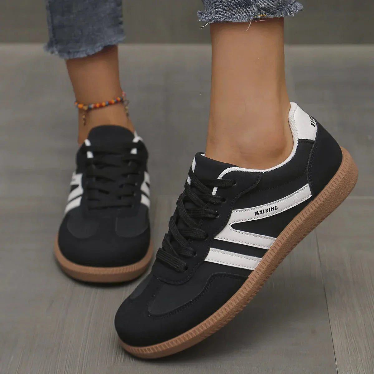 Women's Retro Sneakers with Lace-Up Closure and Contrasting Stripes