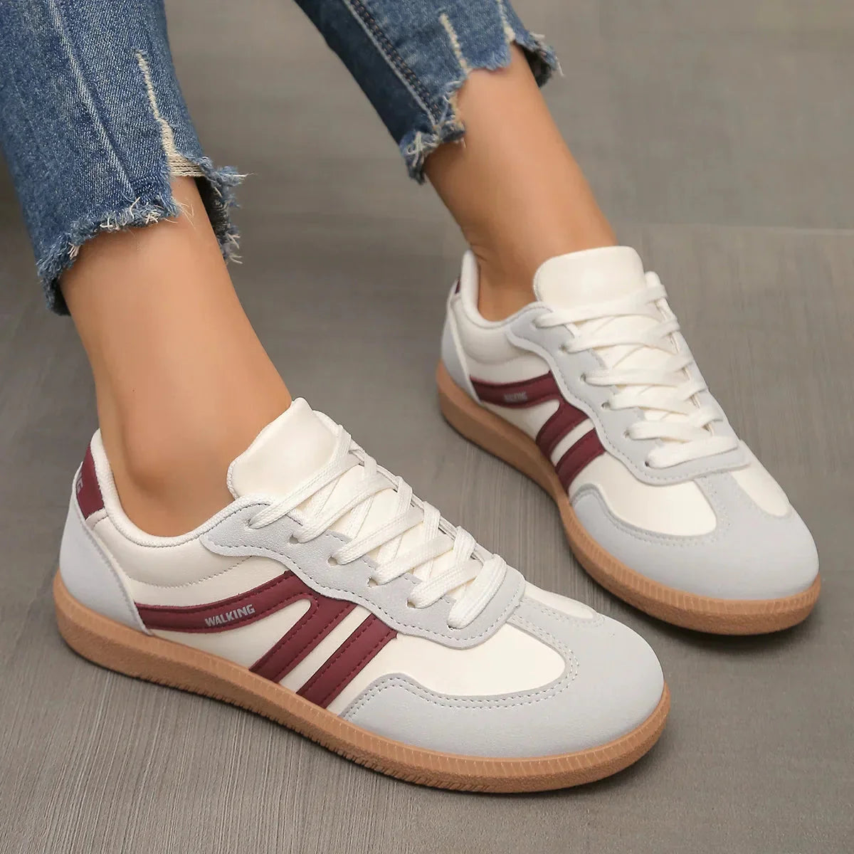Women's Retro Sneakers with Lace-Up Closure and Contrasting Stripes