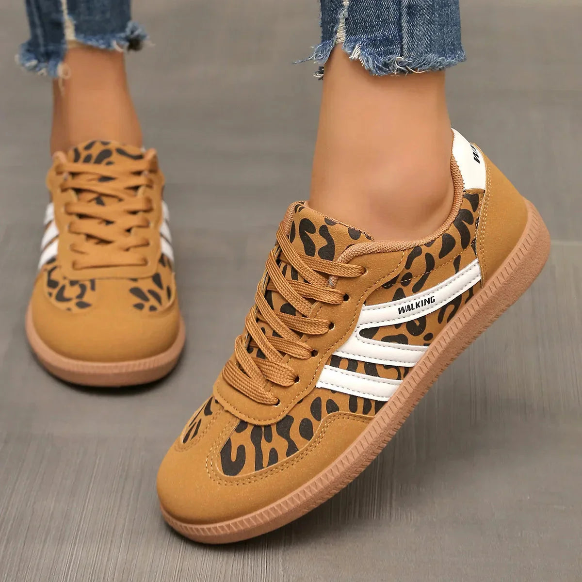 Women's Retro Sneakers with Lace-Up Closure and Contrasting Stripes