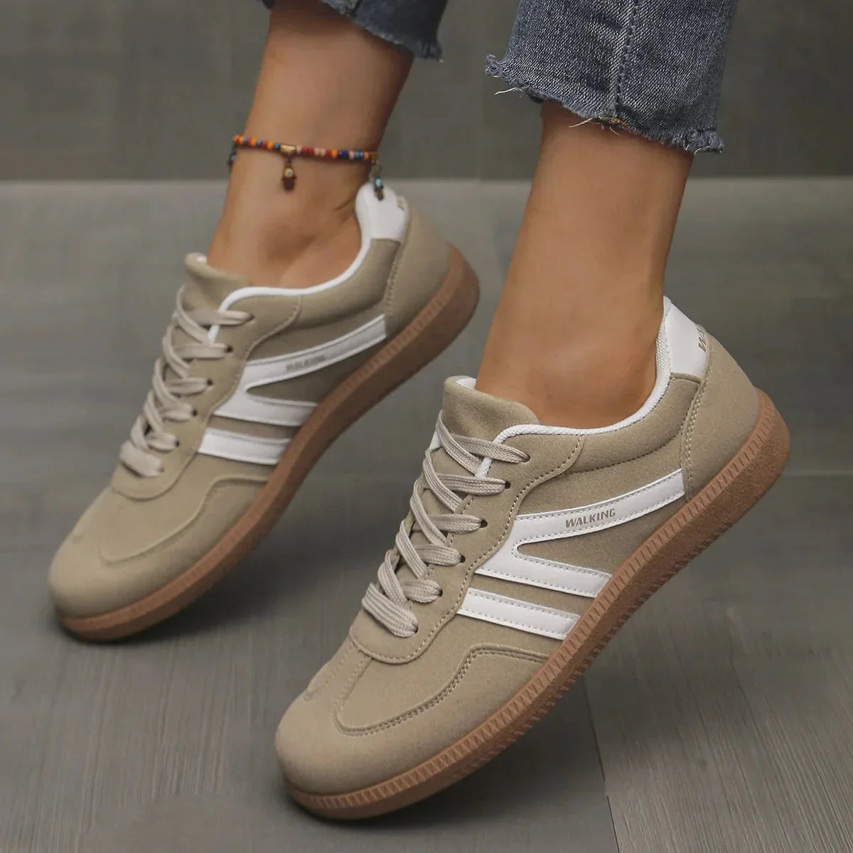 Women's Retro Sneakers with Lace-Up Closure and Contrasting Stripes
