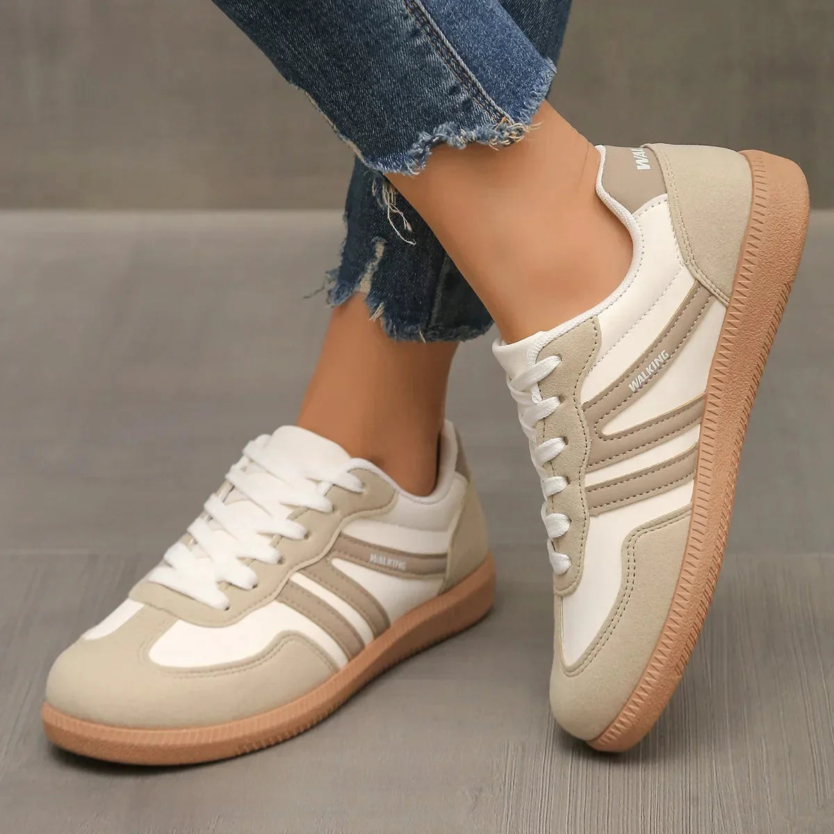 Women's Retro Sneakers with Lace-Up Closure and Contrasting Stripes